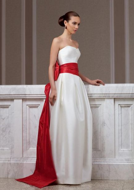 Rochia de mireasa cu o eșarfă roșie sau panglică scurt și modele lungi