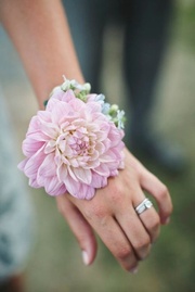 brățări din flori pentru fete la nunta