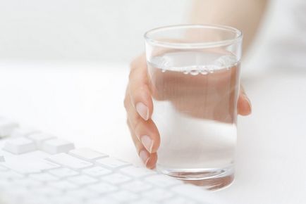 Zece motive pentru care aveți nevoie pentru a fi sigur de a bea multă apă