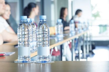 Zece motive pentru care aveți nevoie pentru a fi sigur de a bea multă apă
