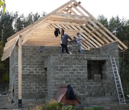 Acoperiș fronton cu fotografii mâini, desene, construcția lui film