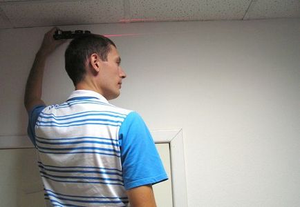 Instrucțiuni pentru măsurarea plafon stretch cu mâinile sale au înghețat plafonul curbat, măsurat cu laser