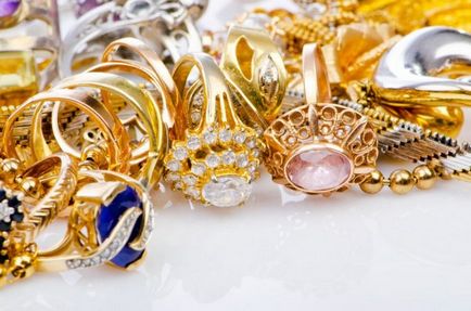 Pe măsură ce bijuterii curat în bijutieri de aur