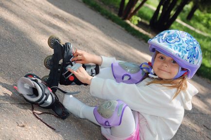 Cum să învețe copilul la plimbare pe patine cu rotile în 4-5 ani de clasă, video