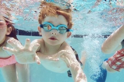 Cum să învețe un copil să înoate și se arunca cu capul