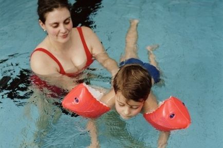 Cum să învețe un copil să înoate și se arunca cu capul