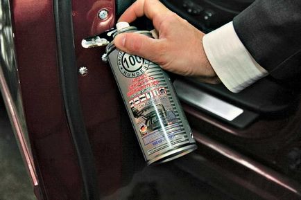 Cum să utilizați un lubrifiant pentru usi auto