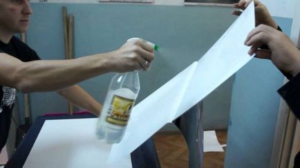 Cum să lipici bandă adezivă pe sticla