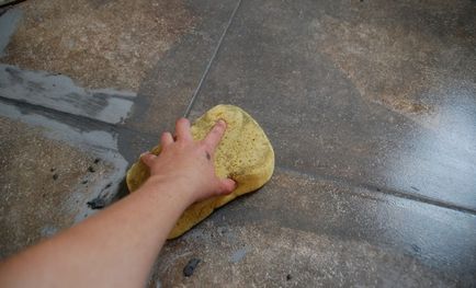 Cum de a suprascrie cusături pe o țiglă pe podea - și alegerea chituire lucrări tehnologice, repararea ei