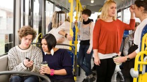 Cum să atragă atenția și să se familiarizeze cu fata pe autobuz, autobuz sau alte persoane publice