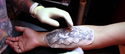 Pe măsură ce procesul de tatuare