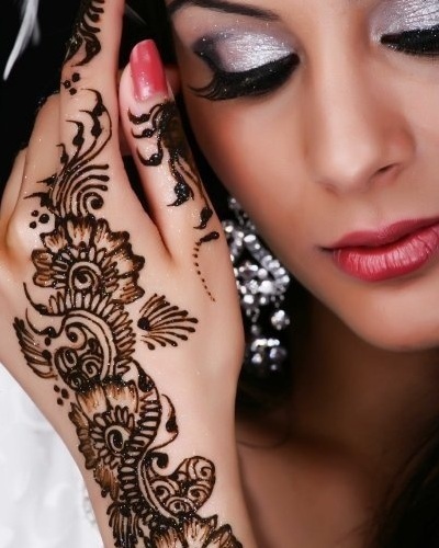 Cum să atragă secretele henna aplicarea tatuaje temporare