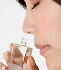 Cum sa faci parfum acasă „pentru a crea“ un gust unic