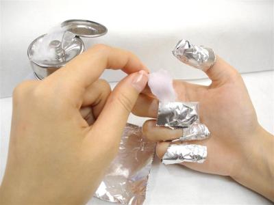 Ștergând gel de unghii de unghii la domiciliu rapid și fără pierderi