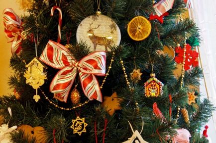 Cum de a decora un pom de Crăciun în 2018. Alegerea de ghirlande și jucării, metode de decorare