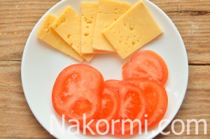 Cum se coace pieptul de pui cu brânză și roșii în rețeta cuptorului cu o fotografie