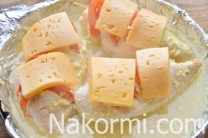 Cum se coace pieptul de pui cu brânză și roșii în rețeta cuptorului cu o fotografie