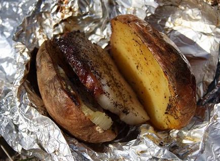 Cartofi pe foc - de obicei, în folie cu bacon (carne)