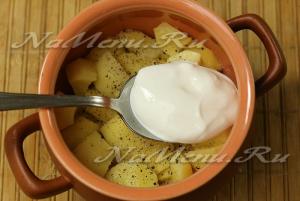 Cartofi cu ciuperci într-o oală în cuptor, rețeta cu o fotografie