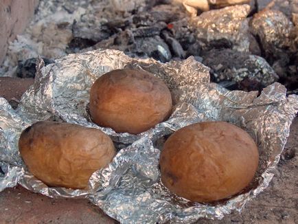 Cartofi foite peste un foc de tabără