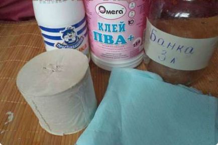 Frumoasa vaza dintr-o sticla de plastic cu mâinile (foto)