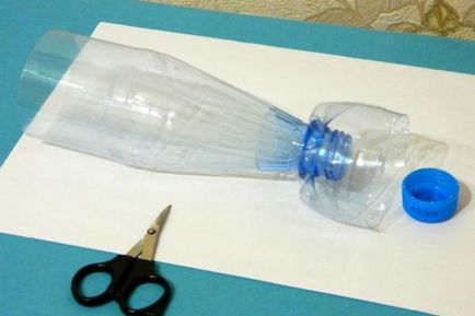 Frumoasa vaza dintr-o sticla de plastic cu mâinile (foto)