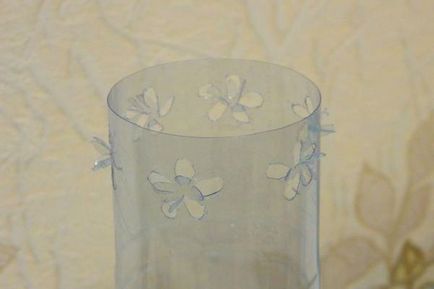 Frumoasa vaza dintr-o sticla de plastic cu mâinile (foto)