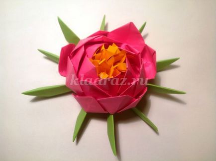 Lotus în tehnica origami cu propriile sale mâini