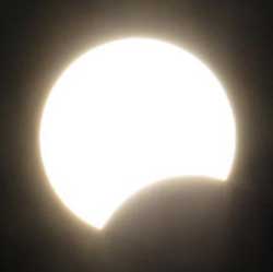 De ce eclipsele solare apar ca o astfel de eclipsă de soare