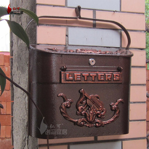 Căsuța poștală cu mâinile lor dintr-o varietate de materiale din lemn, metal și alte