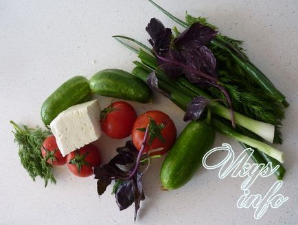 Salata simplă de tomate, castraveți, brânză și verdeață