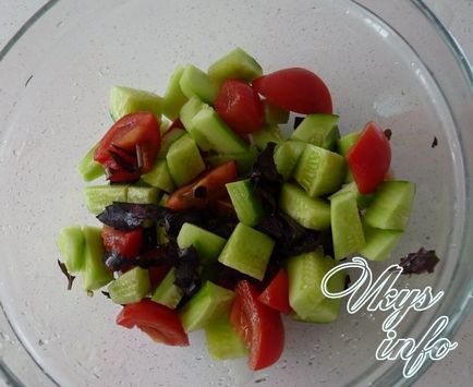 Salata simplă de tomate, castraveți, brânză și verdeață