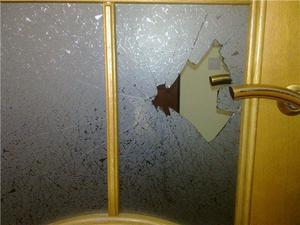 Repararea produc înlocuirea ușii interioare și introducerea prețului de reparare a geamurilor sparte