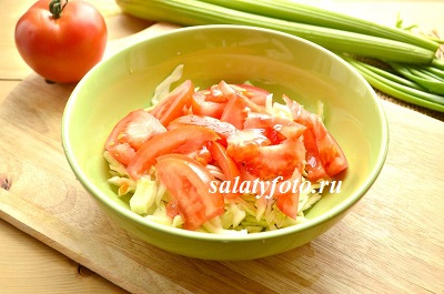 Reteta pentru o salata sanatoasa de varză proaspete, roșii și țelină