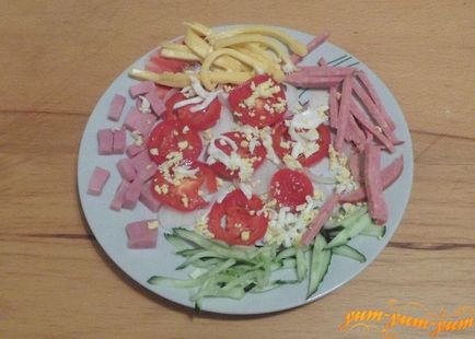 Salata Rețetă cu castraveți, roșii, brânză, cârnați și șuncă