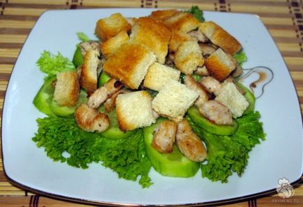 salata Caesar cu pui și castraveți