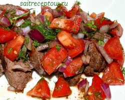 Salata cu carne și roșii