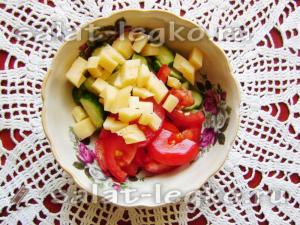 Salata cu rosii brânză și castraveți, reteta cu fotografie