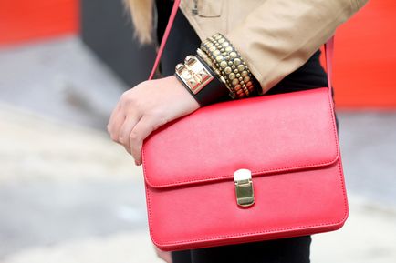 Din ceea ce sa poarte geanta rosie, arta de a fi femeie