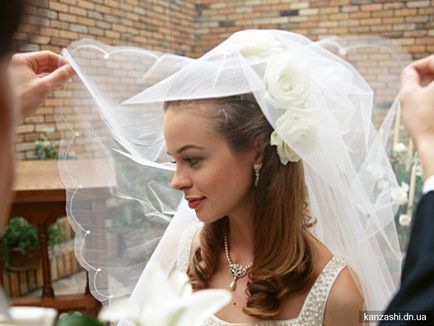 Scoaterea vălului la nunta - ceea ce înseamnă că acest ritual solemn