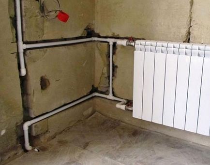 Conducte pentru încălzire în atașarea de perete și garnitura ca în peretele țevii îndepărtat, exemple foto și video
