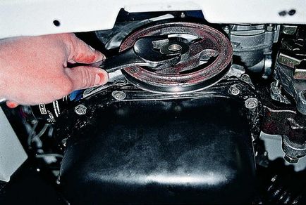 Înlocuirea simeringului arborelui cotit al motorului, instalarea unei scurgeri sau în cazul în care Extrudații din față sau din spate