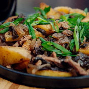 Friptura cu ciuperci, cartofi și rețete de carne în ghivece, o tigaie și multivarka