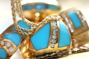 Ce este de bijuterii încrustat și dacă să cumpere decoratiuni