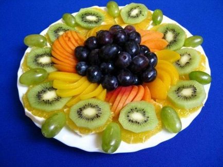 Cât de frumos tăiate de fructe pe masa