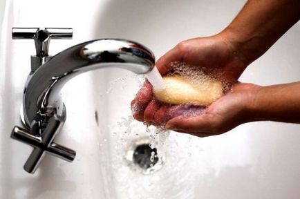 Cum să vă spălați-vă pe mâini tineri cartofi