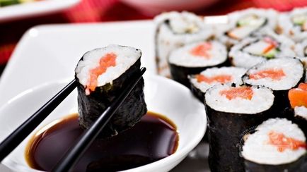 Cum să mănânce cu betisoarele pentru sushi