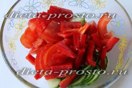 Salata cu ardei roșii și castraveți