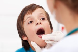 De multe ori doare cauzele gât copilului, complicații și tratament