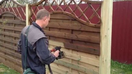 Cum să picteze un gard de lemn pentru a extinde durata de viață